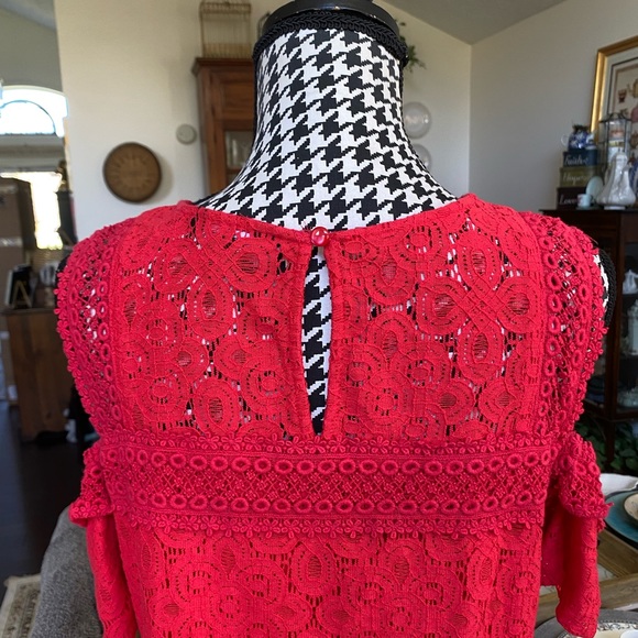 Project Runway Cold Shoulder Red Lace Top Size L Perfect For Christmas Holidays! - Picture 13 of 14
